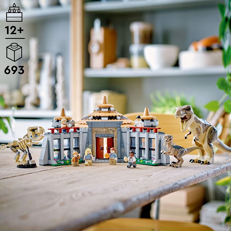 LEGO Jurassic World Le centre d’accueil des visiteurs : L'attaque du T. rex et du vélociraptor 76961 Ensemble de construction (693 pièces)