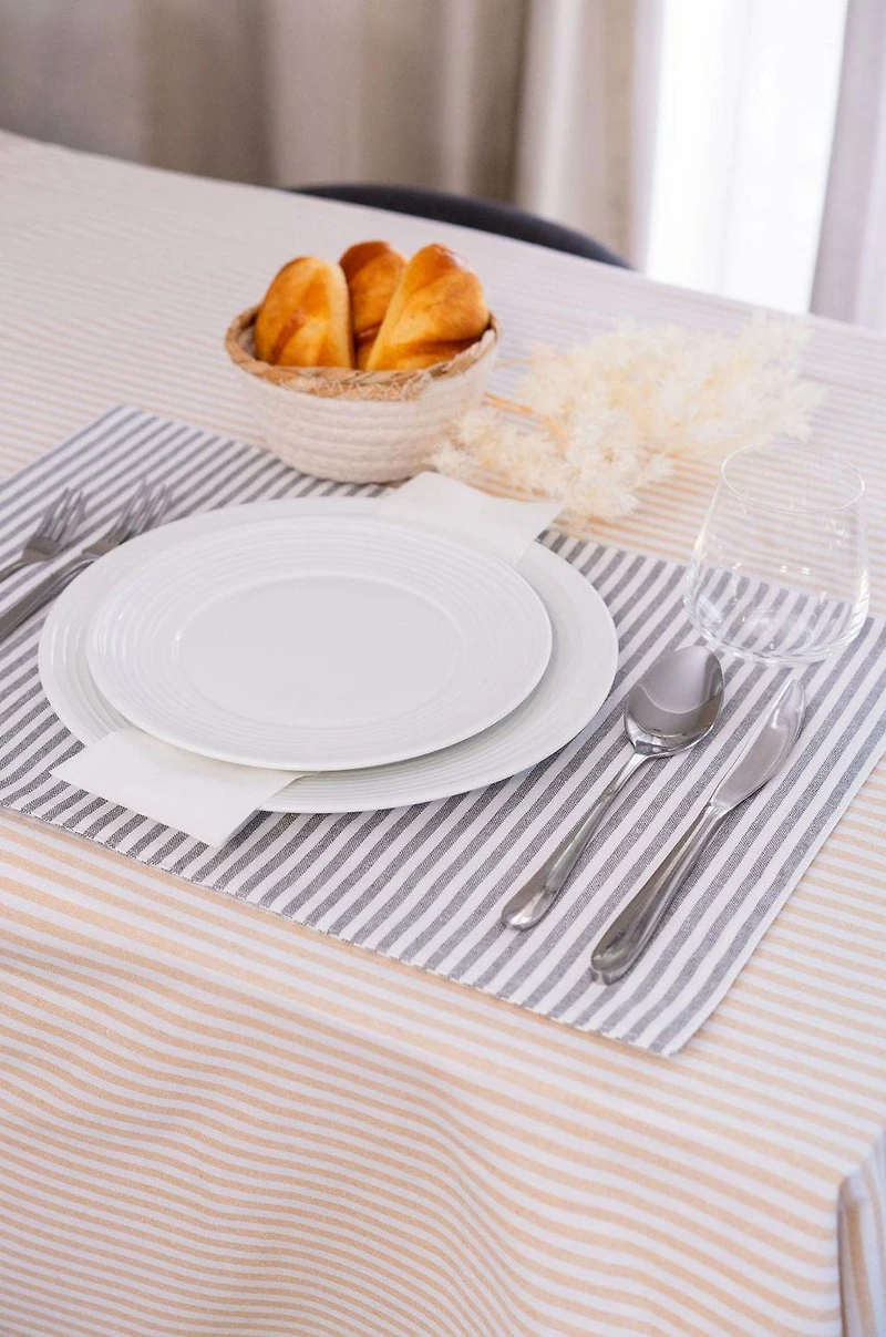 Améliorez votre expérience culinaire avec les sets de table Fabstyles Bistro Stripe - Lot de 4