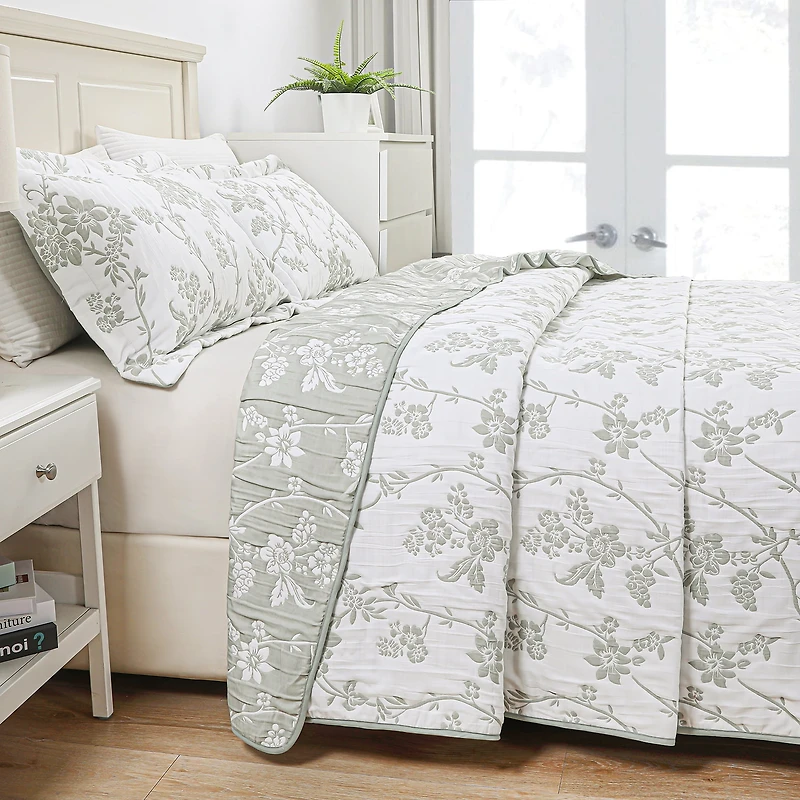 Marina Decoration Jacquard Embroidered Stitching Coverlet Bedspread Ultra Soft Bedding Summer Reversible Quilt Set with Quilted Shams, Green Floral