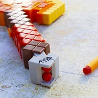 Nerf Minecraft Firebrand, hache lance-fléchette, 6 fléchettes en mousse Nerf Elite, design inspiré de la hache dans le jeu Minecraft, poignée d'amorçage, jouets Minecraft