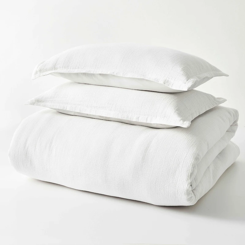 Better Homes & Gardens Ensemble de housse de couette froissée en gaze blanche arctique, 3 pièces, Adulte Double/Queen Attaches intérieures aux coins et sur les côtés. Fermeture à boutons dissimulés. Fermeture portefeuille sur les taies d’oreiller.