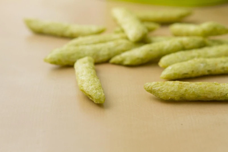 Harvest Snaps Collations de Pois Verts Coutes Poivre et Piquant 94g Poivre Noir - pois poivrés qui apparaissent sur le langue. Cueilli à la ferme et cuit au four à un crunch satisfaisant, sensationnellement assaisonné avec des grains de poivre fissurés pour un robuste, finition nette.