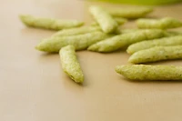Harvest Snaps Collations de Pois Verts Coutes Poivre et Piquant 94g Poivre Noir - pois poivrés qui apparaissent sur le langue. Cueilli à la ferme et cuit au four à un crunch satisfaisant, sensationnellement assaisonné avec des grains de poivre fissurés pour un robuste, finition nette.