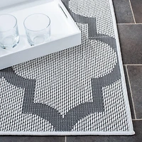 SAFAVIEH Bermuda Sophie Geometric Machine Washable Indoor/Outdoor Area Rug