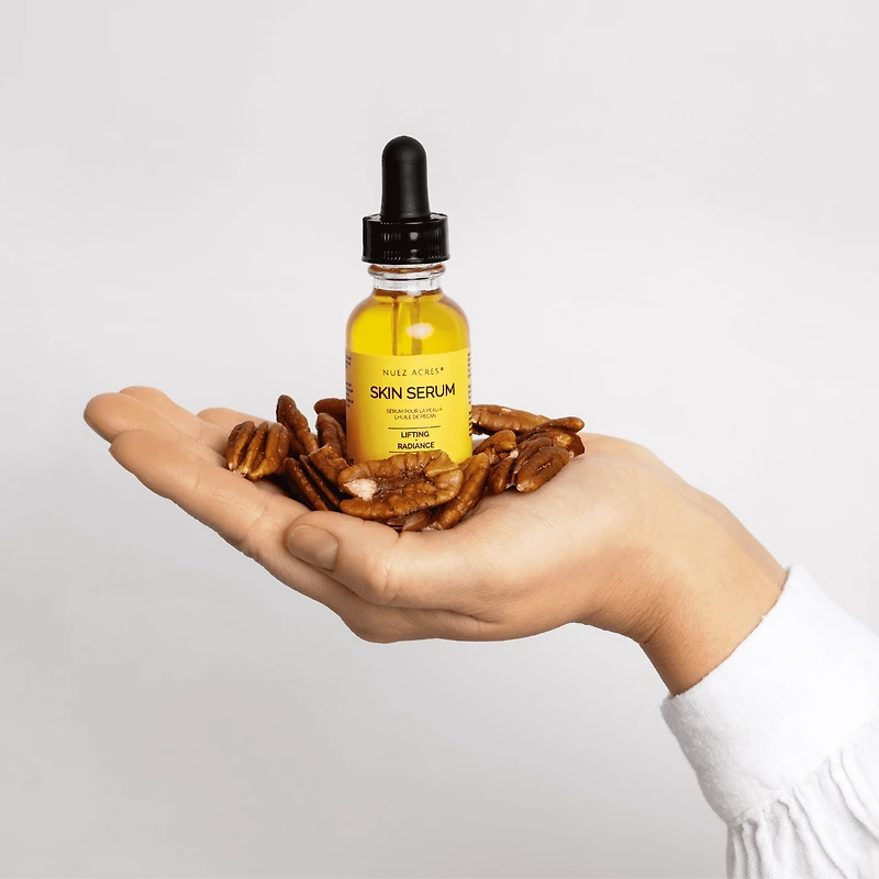 Sérum de Jour Raffermissant Nuez Acres® avec Vitamine E, Huile de Pacane et Jojoba, 30ml Raffermissez et rajeunissez votre peau tout en profitant d'une hydratation 24 heures sur 24 avec le sérum de jour Nuez Acres® à la vitamine E et à l'huile de noix de pécan.