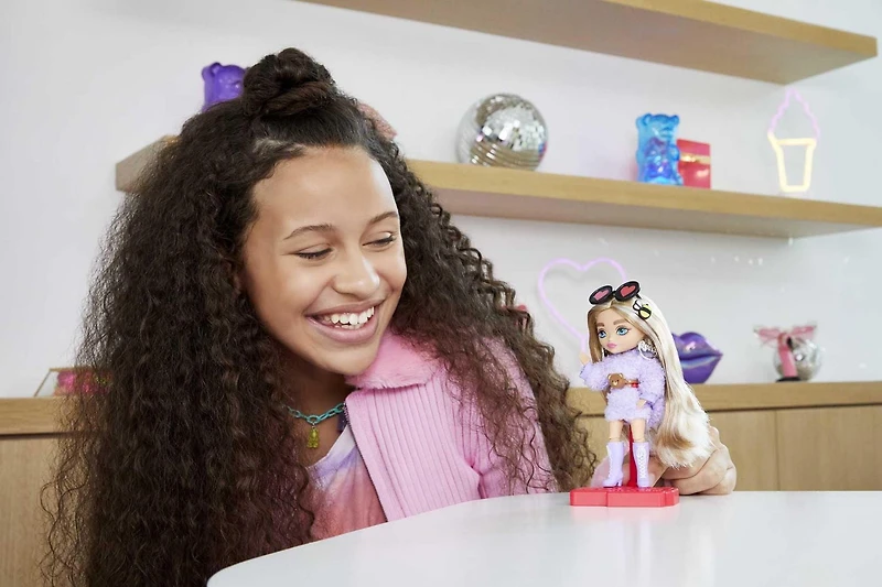 Poupée Mini Barbie Extra n° 4 (14 cm) avec Tenue Violette en Peluche, Socle et Accessoires pour Poupée dont Serre-Tête à Oreilles d’Ours et Lunettes de Soleil ; Cadeau pour Enfants à partir de 3 ans