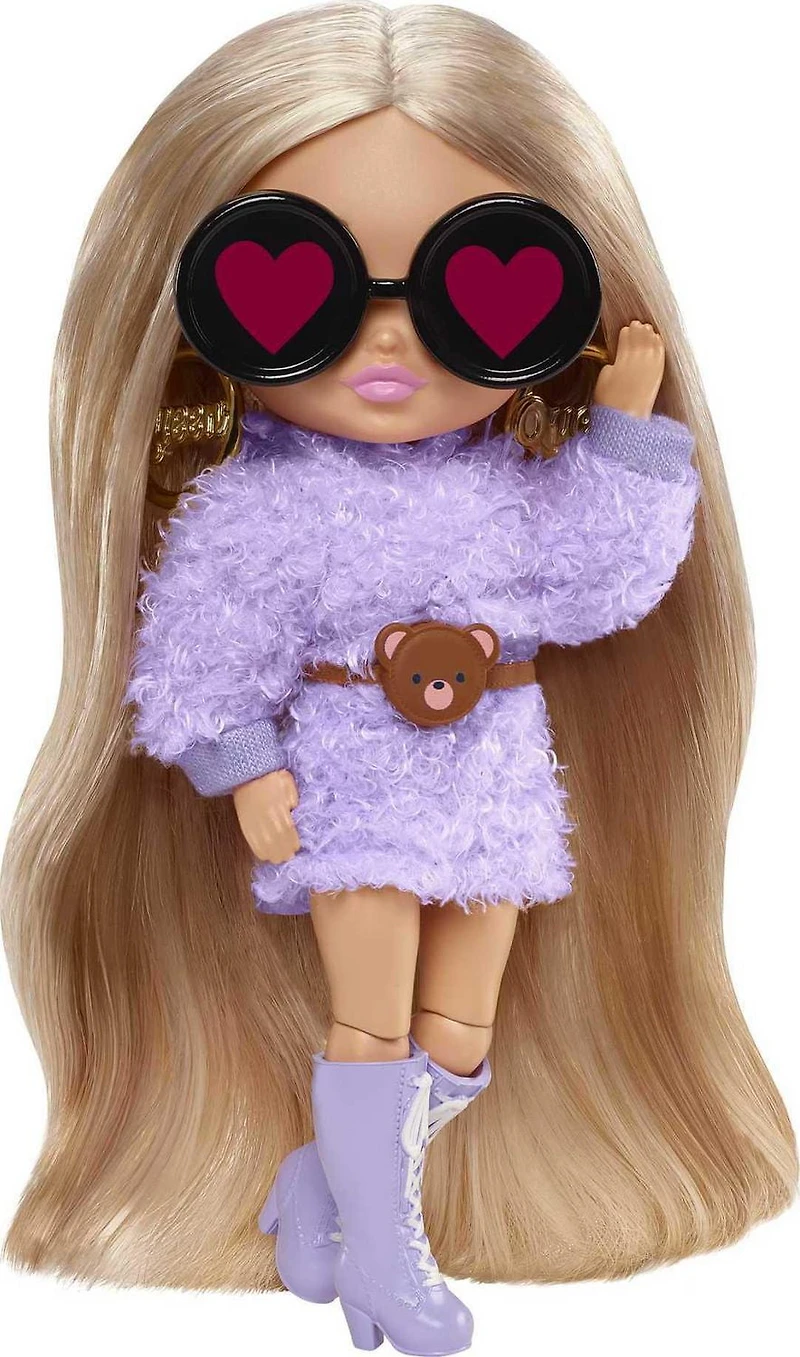 Poupée Mini Barbie Extra n° 4 (14 cm) avec Tenue Violette en Peluche, Socle et Accessoires pour Poupée dont Serre-Tête à Oreilles d’Ours et Lunettes de Soleil ; Cadeau pour Enfants à partir de 3 ans