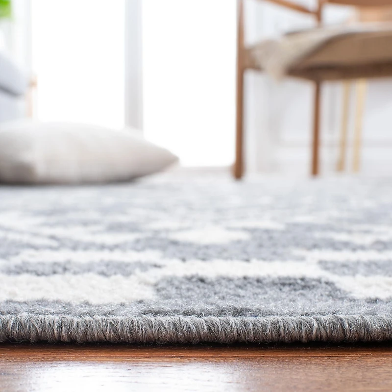 Safavieh Pyramid Henrietta Geometric Area Rug