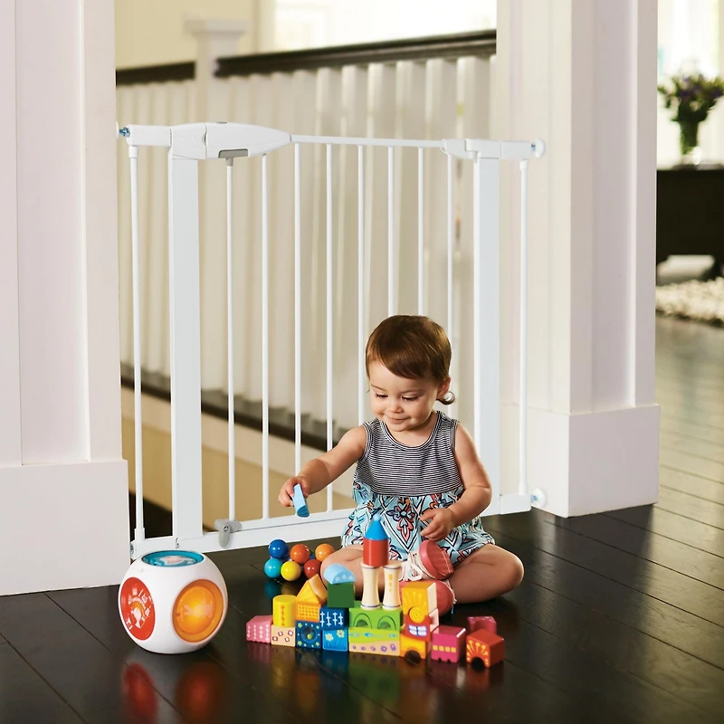 Munchkin Easy Close Barrière de bébé montée par pression pour escaliers, couloirs et portes, passage avec porte, 29" de haut et 29,5" à 35" de large, comprend (1) rallonge de 2,75", métal, blanc Porte bébé