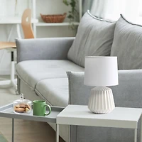 Petite lampe de table plissée blanc cassé Simple Designs