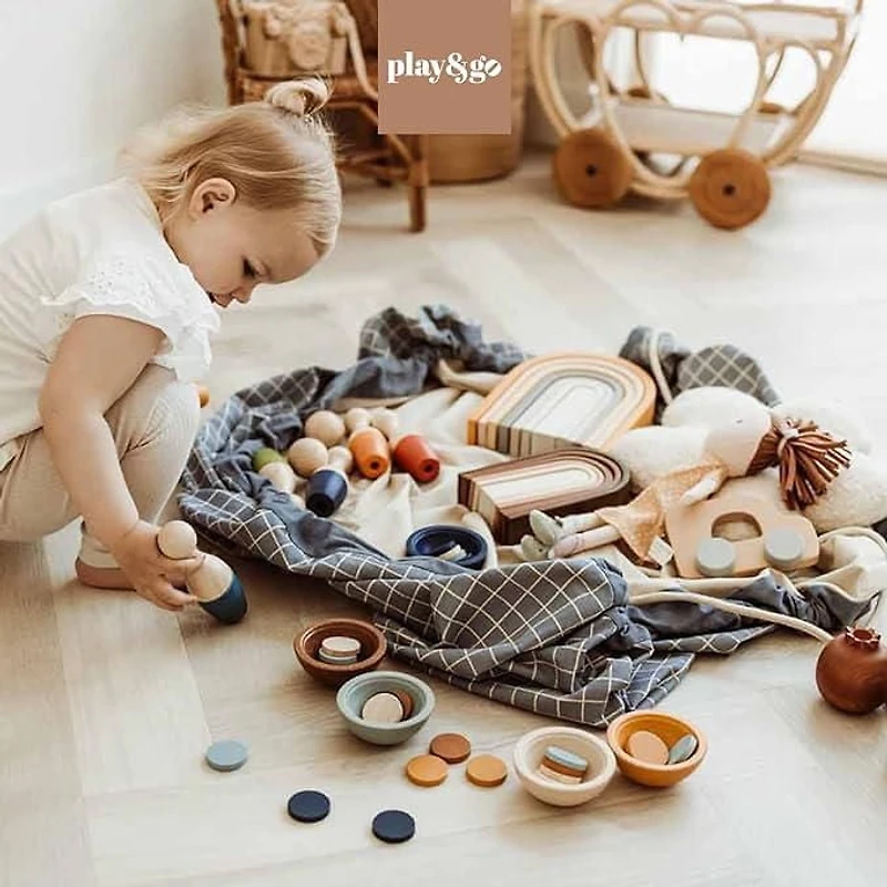 Play & Go - Motif Grille Bleue Intemporelle - Tapis de Jeu 3-en-1 - Sac de Rangement et Sac à Couches - Fabriqué en Coton Bio - Rangement Facile et Nettoyage Rapide - Diamètre 120 cm -Convient aux Nou