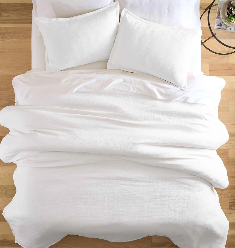 Better Homes & Gardens Ensemble de housse de couette froissée en gaze blanche arctique, 3 pièces, Adulte Double/Queen Attaches intérieures aux coins et sur les côtés. Fermeture à boutons dissimulés. Fermeture portefeuille sur les taies d’oreiller.