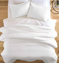 Better Homes & Gardens Ensemble de housse de couette froissée en gaze blanche arctique, 3 pièces, Adulte Double/Queen Attaches intérieures aux coins et sur les côtés. Fermeture à boutons dissimulés. Fermeture portefeuille sur les taies d’oreiller.