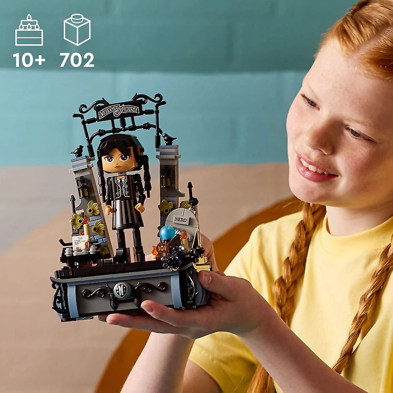 LEGO Wednesday Figurine de Mercredi Addams 76780 Ensemble de construction (702 pièces) Comprend 702 pièces, 10+ ans