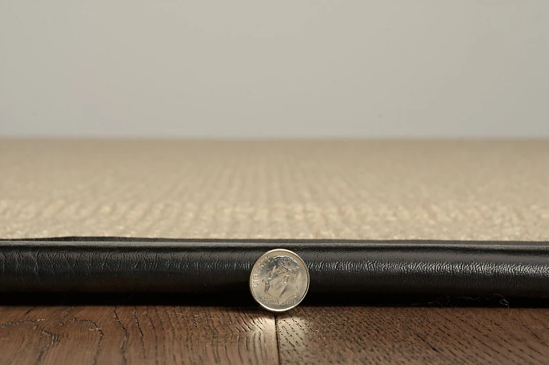 Tapis d'appoint Athena en laine naturelle et PU noir de 1 pi 10 po x 2 pi 10 po