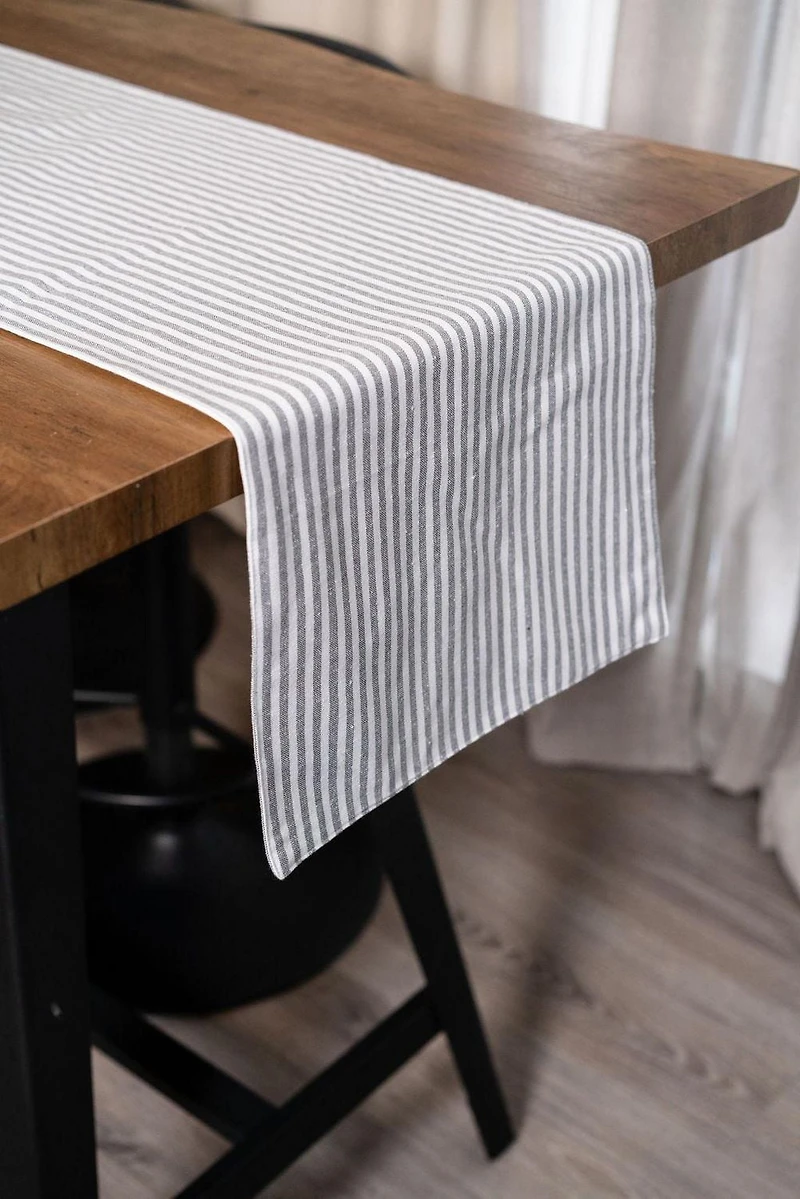 Améliorez votre expérience culinaire avec le tapis de couloir à rayures Bistro de Fabstyles.