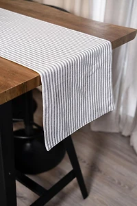 Améliorez votre expérience culinaire avec le tapis de couloir à rayures Bistro de Fabstyles.