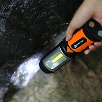 Lampe de travail et lampe de poche DEL portative Ozark Trail avec base magnétique et crochet de suspension, fonctionne sur batterie Polyvalent et portable