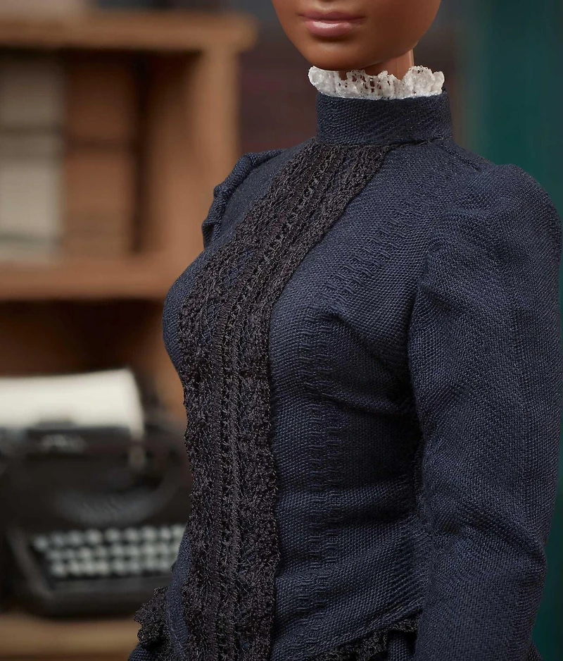 Poupée Ida B. Wells Femmes Inspirantes Barbie avec journal