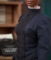 Poupée Ida B. Wells Femmes Inspirantes Barbie avec journal