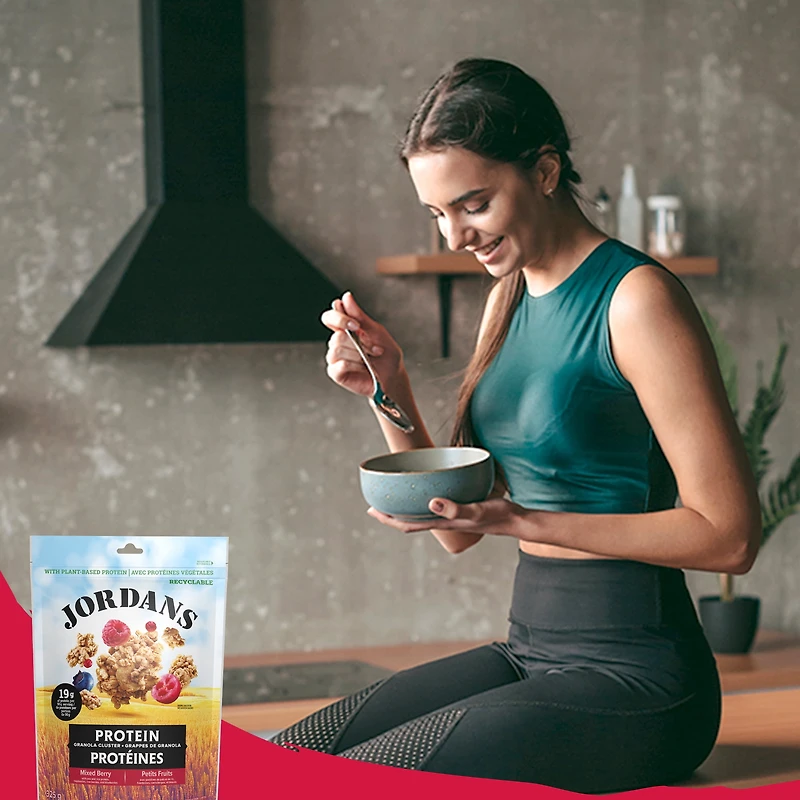 Jordans - Granola protéiné aux baies mélangées, à base de plantes, riche en protéines, source de fibres, sans OGM, fabriqué à partir de grains entiers Grappes de granola protéiné nutritives au goût acidulé avec des framboises, des canneberges tranchées et des bleuets
