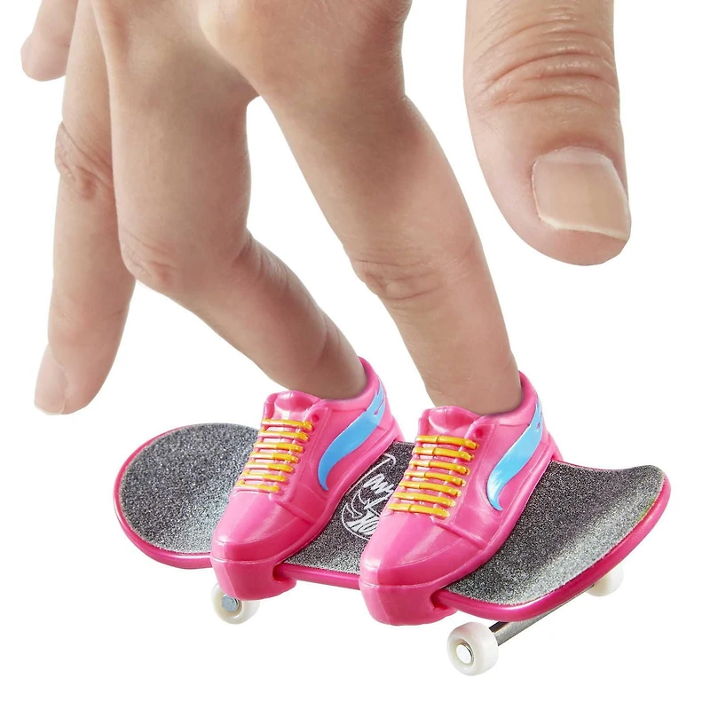 Hot Wheels Skate Collector Set, 1 Fingerboard, Pair of Skate Shoes & Car