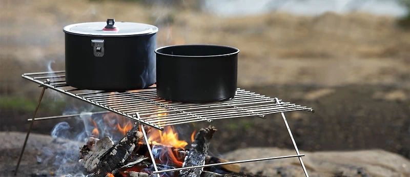 Grille de camping pliante en acier nickelé moyenne de Coghlan's - Grille légère et portable pour le camping et la randonnée