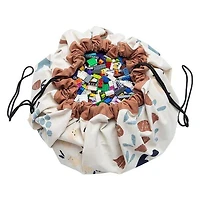 Play & Go - Tapis de Jeu Bébé 3-en-1 Thème Aliments Couleurs Terrestres – Sac de Rangement et Sac à Couches – Design Fruits et Légumes – Double Côté - 140 cm pour Nouveau-né à Tout-Petit – Éducatif et