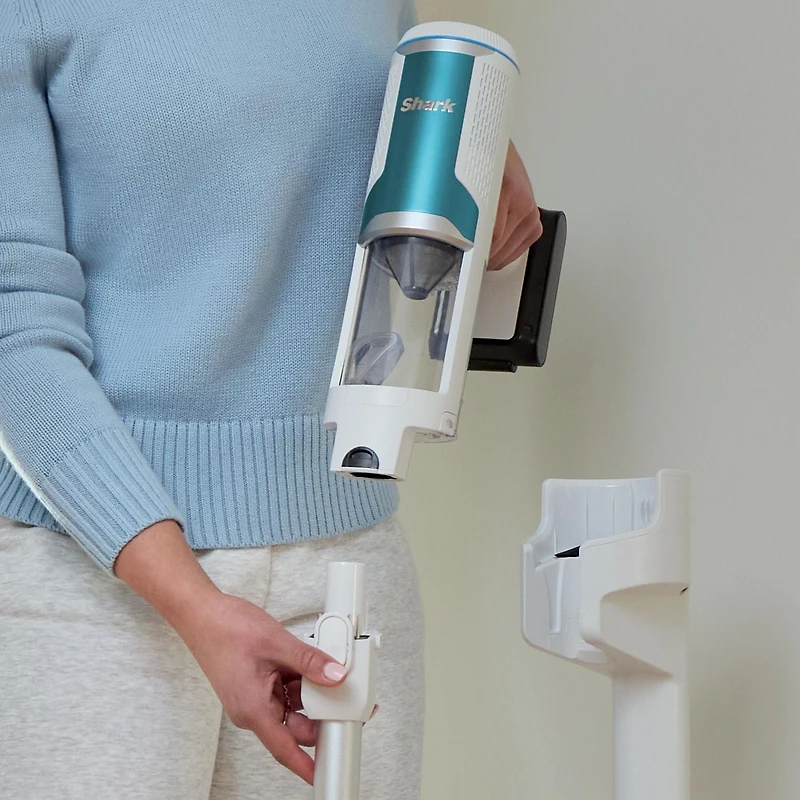 Aspirateur-balai sans fil Propre et vide de Shark® doté d’un système d’évacuation automatique, d’une brosse rotative autonettoyante, d’un système de filtration HEPA et de la technologie antiallergène