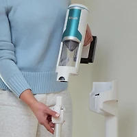 Aspirateur-balai sans fil Propre et vide de Shark® doté d’un système d’évacuation automatique, d’une brosse rotative autonettoyante, d’un système de filtration HEPA et de la technologie antiallergène