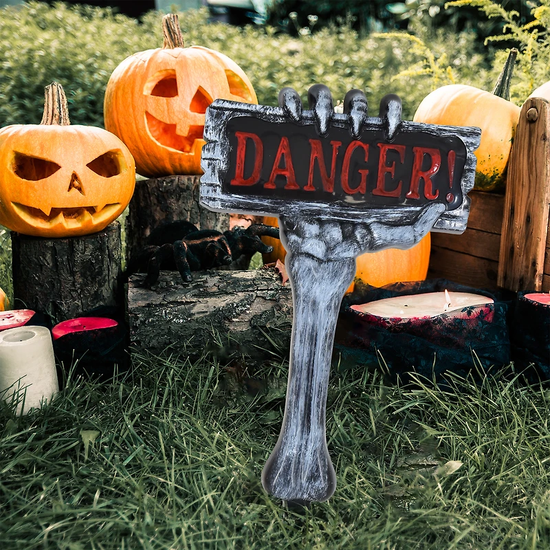 Piquet de jardin en plastique représentant une main de squelette pour Halloween, décorations d'extérieur, par Façon de célébrer <ul><li>Façon de célébrer Halloween sur le piquet de danger de la main du squelette</li><li>Décor extérieur sur le piquet de la cour d'Halloween</li><li>Le design présente une main de squelette tenant une pancarte indiquant « danger ! »</ li></ul>