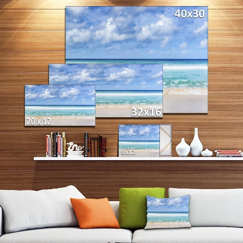 Designart Plage tranquille sous les nuages blancs Art mural sur toile