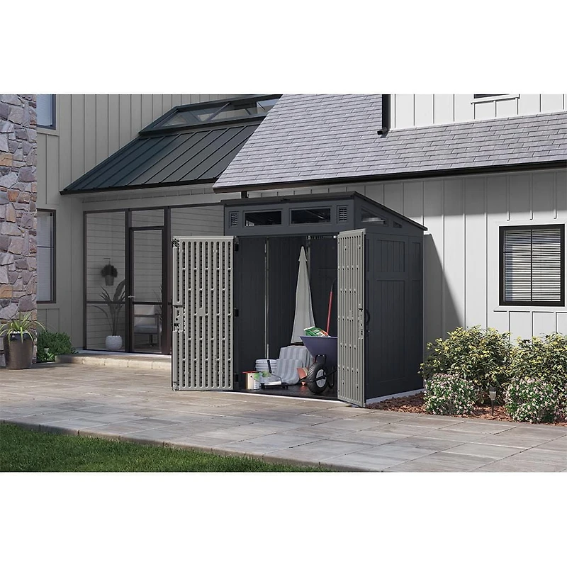 Suncast Remise moderne en résine 6 pi x 5 pi – Structure extérieure renforcée d’acier avec une capacité de 200 pi³ – Gris cyberspace / Gris colombe