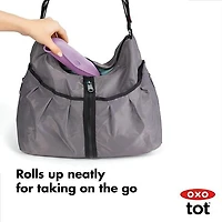 OXO Tot - Ensemble de bavoirs enroulables - Bavoirs bébé et tout-petit en silicone souple, imperméable et léger - Le tissu se roule dans la poche pour les voyages et le stockage - Gris/Lilas