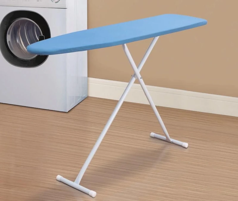 Mainstays Planche à repasser en T, Structure pliable pour un rangement facile, Pied en T pour une base de repassage stable et une suspension facile, autoportant Taille du produit assemblé :137,16 cmx33,02 cmx 68 cm-90 cm; Revêtement en poudre blanc et revêtement en tissu bleu