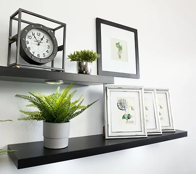 Kiera Grace Uniquement moderne Stockholm Aberg Engineered Wood Floating Wall Shelf avec lumière LED pour la maison, la chambre et le bureau, 9,25 ”L x 47,2” W x 1,5 ”H, noir