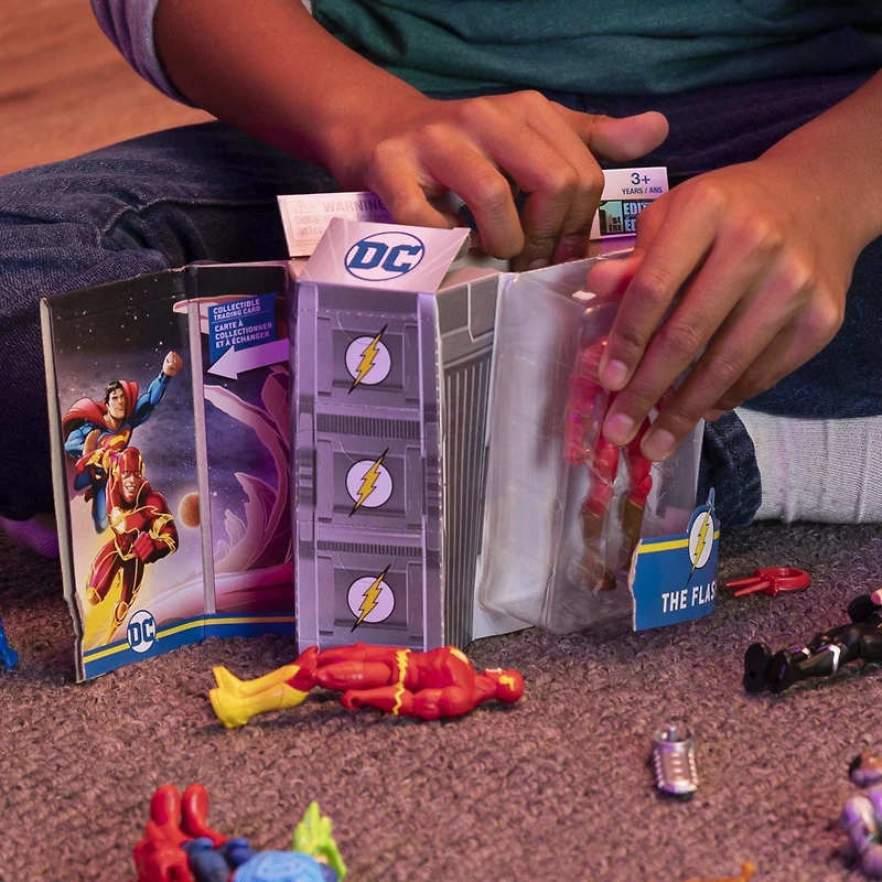 DC Comics, Figurine articulée THE FLASH de 10 cm avec 3 accessoires mystère, Adventure 2