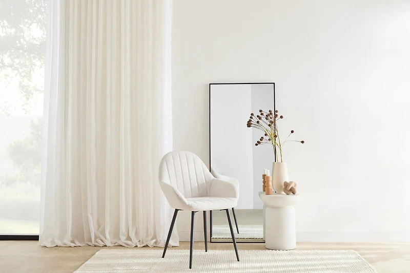 Chaise de salle à manger avec accoudoirs en tissu crème et pattes en métal Bouclair