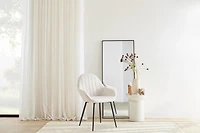Chaise de salle à manger avec accoudoirs en tissu crème et pattes en métal Bouclair