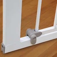 Munchkin Easy Close Barrière de bébé montée par pression pour escaliers, couloirs et portes, passage avec porte, 29" de haut et 29,5" à 35" de large, comprend (1) rallonge de 2,75", métal, blanc Porte bébé