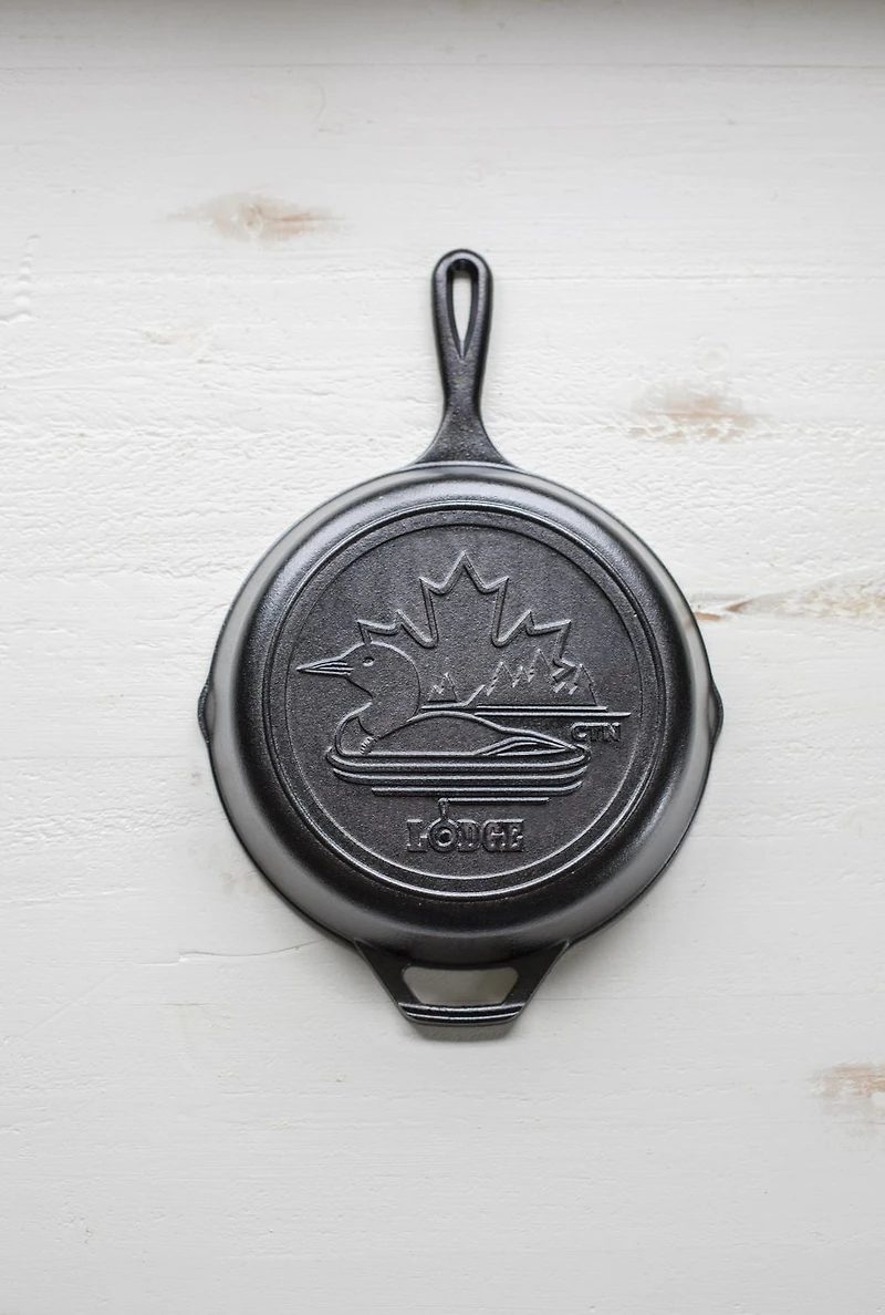 Lodge - Poêle en fonte de 10,25 po de la série Canadiana avec scène Iconic Loon - Édition limitée