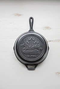 Lodge - Poêle en fonte de 10,25 po de la série Canadiana avec scène Iconic Loon - Édition limitée