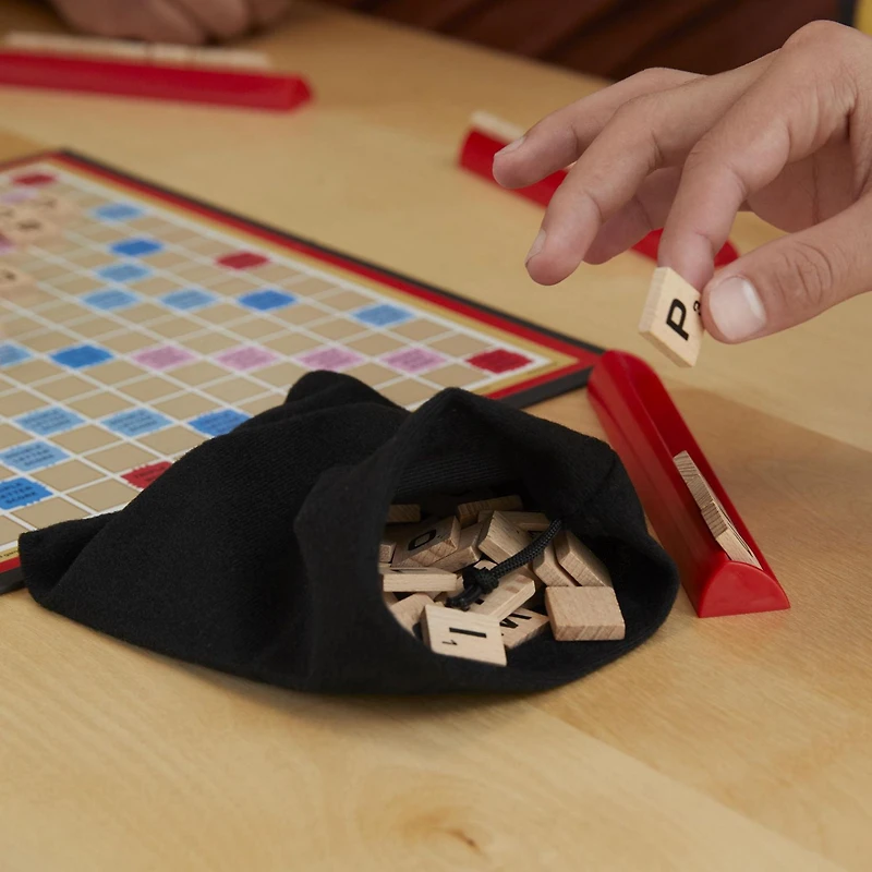 Scrabble Board Game, The Classic Crossword Game, Family Board Games for Adults and Kids, Word Games for 2-4 Players, Ages 8 and Up - French Version