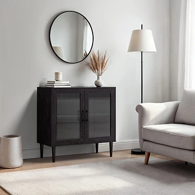 Buffet compact CorLiving Ethan en bois d'ingénierie avec 2 portes cannelées en verre et 2 étagères, gris foncé