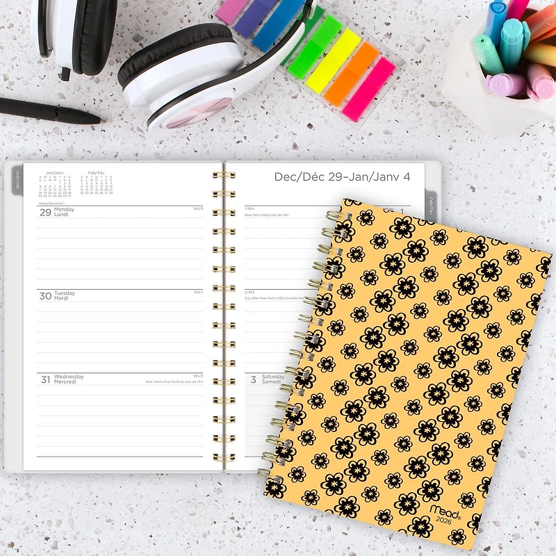 Agenda hebdomadaire Mead® 2026, petit format, couverture transparente en poly, motif bouton d'or jaune