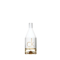 Calvin Klein CK IN2U Eau de Toilette pour Femme - Parfum Aromatique, Notes de Tête : Feuilles de Groseille, Bergamote de Sicile, Pétillement de Pamplemousse Rose, 50ml Spontané. Sexy. Connecté.