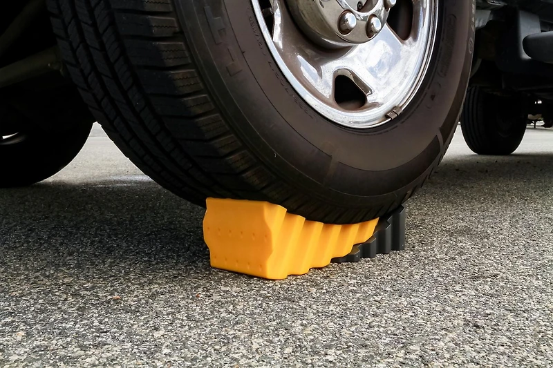 Camco Curved Leveler - For Use With Single-Axle & Multi-Axle Trailers As Well As RV's - Works With Tires Up to 32" (81,3 cm) in Diameter (44428), Curved leveler