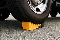 Camco Curved Leveler - For Use With Single-Axle & Multi-Axle Trailers As Well As RV's - Works With Tires Up to 32" (81,3 cm) in Diameter (44428), Curved leveler