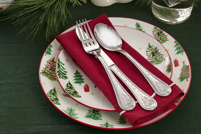 ONEIDA MERRY & BRIGHT DINNER PLATES