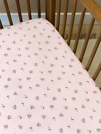 Modern Moments Drap-housse de lit d'enfant rose pâle avec de délicates roses rose foncé pour un look charmant. OEKO-TEX 2013PK0176 AITEX